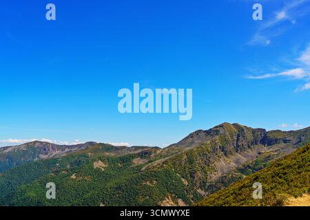 Panoramablick auf das Ancares-Tal in Bierzo mit grünen Bergen und blauem Himmel Stockfoto