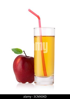 Apfelsaft mit einem Strohhalm in einem Glas und einem ganzen roten Apfel isoliert auf weißem Hintergrund, Designelement Stockfoto