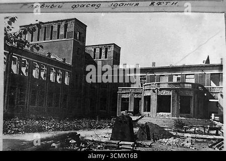 Eine historische Fotografie aus dem Zweiten Weltkrieg (um 1943), die die zerstörte Fassade eines der wichtigsten Sanatoriumsgebäude in Slavkurort in Sloviansk zeigt. Das Gebäude, das in den 1920er-30er-Jahren im konstruktivistischen Stil errichtet wurde, wurde während heftiger Kämpfe um die Stadt zerstört. Das Bild ist ein wichtiges Zeugnis der Kriegszerstörung im berühmten Donbass-Resor Stockfoto