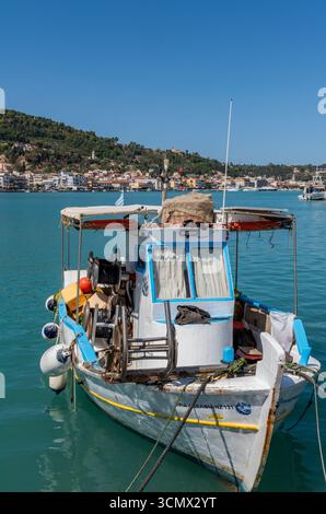 Traditionelles und farbenfrohes griechisches Fischerboot im Hafen von Zakynthos auf der Ionischen griechischen Insel Zante oder Zakynthos in Griechenland Stockfoto