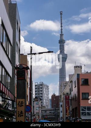 Der Skytree von Tokio vom Senso-JI-Tempel aus gesehen, der sich im historischen Asakusa-Viertel von Tokio und dem Nakamise-dori-Markt in Tokio befindet Stockfoto