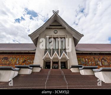 Kuala Lumpur, Malaysia - 1. März 2025: Muzium Negara, oder Nationalmuseum, Haupteingang. Mit traditioneller malaiischer Architektur, einer großen Treppe und detaillierten kulturellen Wandmalereien Stockfoto