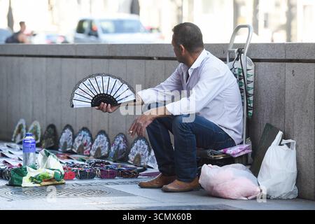 Madrid, Spanien. September 2025. Ein Anbieter verkauft Fans am Straßenrand in Madrid, Spanien, 17. September 2025. Die spanische staatliche Meteorologische Agentur (AEMET) sagte, dass es bis September in den meisten Gebieten heißer sein wird als sonst, da die Temperaturen in einigen südlichen Gebieten voraussichtlich über 38 Grad Celsius liegen werden. Gustavo Valiente/Xinhua/Alamy Live News Stockfoto
