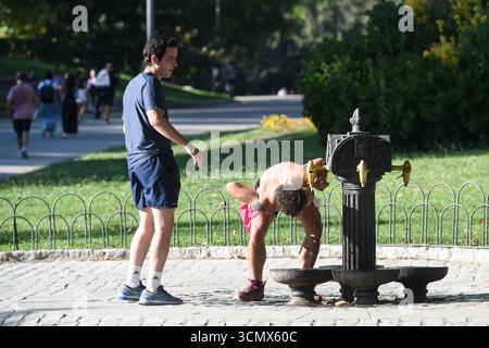 Madrid, Spanien. September 2025. Ein Bürger trinkt Wasser an einem Trinkwasserbrunnen in einem Park in Madrid, Spanien, 17. September 2025. Die spanische staatliche Meteorologische Agentur (AEMET) sagte, dass es bis September in den meisten Gebieten heißer sein wird als sonst, da die Temperaturen in einigen südlichen Gebieten voraussichtlich über 38 Grad Celsius liegen werden. Gustavo Valiente/Xinhua/Alamy Live News Stockfoto