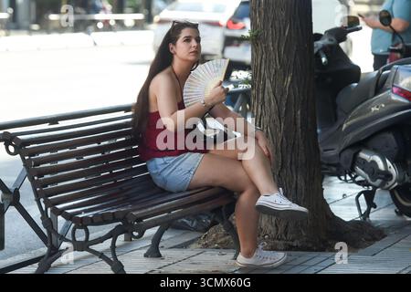 Madrid, Spanien. September 2025. Eine Frau ruht am 17. September 2025 auf einer Bank in Madrid, Spanien. Die spanische staatliche Meteorologische Agentur (AEMET) sagte, dass es bis September in den meisten Gebieten heißer sein wird als sonst, da die Temperaturen in einigen südlichen Gebieten voraussichtlich über 38 Grad Celsius liegen werden. Gustavo Valiente/Xinhua/Alamy Live News Stockfoto