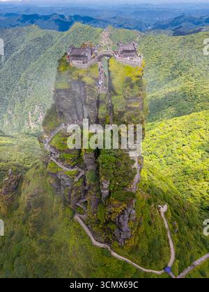 Panoramablick auf den Fanjingshan Berg mit Blick auf den Fanjing Berg und den neuen goldenen Gipfel mit buddhistischem Tempel auf der Spitze in Guizhou China Stockfoto
