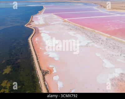 Luftaufnahme der farbenfrohen pnds mit Salzverdunstung entlang der Küste bei Price auf der Yorke Peninsula in South Australia. Stockfoto