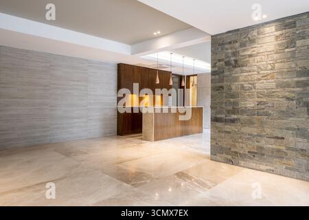 Zeitgenössischer Eingangsbereich mit wunderschönen Steinelementen, die Eleganz und Luxus für einen atemberaubenden ersten Eindruck kombinieren. Stockfoto