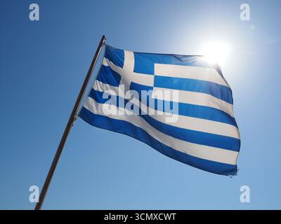 Griechische Flagge im Wind, Heraklion, Kreta, Griechenland Stockfoto
