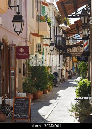 Typische Straße im historischen Stadtzentrum von Rethymnon, Kreta, griechenland Stockfoto
