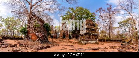 Baumwurzeln, die um einen Turm mit Ruinen des Prasat-Pram-Tempels in Koh Ker, Siem Reap, Kambodscha, gewickelt sind Stockfoto
