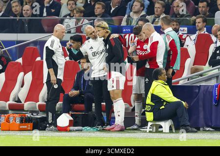 Amsterdam, Niederlande. September 2025. AMSTERDAM, 17.09.2025, JohanCruyff Arena, Saison 2025/2026, Fußball der UEFA Champions League, Ligasaison Spieltag 1, Spiel zwischen Ajax und Inter Mailand, Foto zeigt Ajax-Assistenztrainer Marcel Keizer und Ajax-Spieler Kasper Dolberg Credit: Pro Shots/Alamy Live News Stockfoto