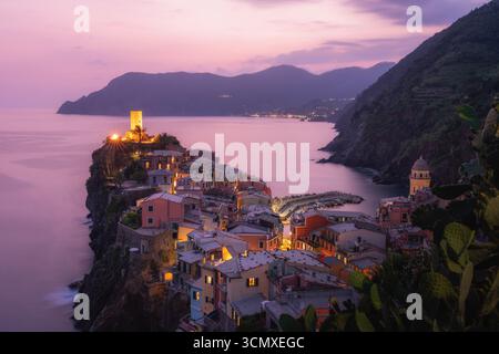 Vernazza bei Sonnenuntergang, Cinque Terre, Provinz La Spezia in Ligurien, Italien Stockfoto