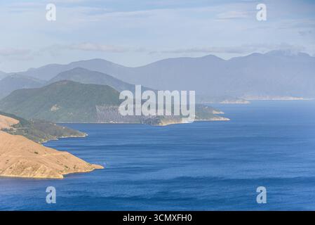 Panoramablick über Admiralty Bay mit Rolling Hills und bewaldeten Peninsulas auf der Straße zum French Pass, Marlborough Sounds, Neuseeland Stockfoto