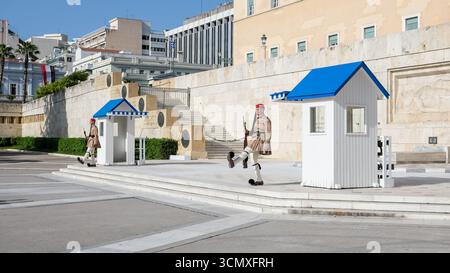 Blick auf die griechische Präsidentengarde (Evzones) in traditioneller Uniform vor dem Präsidentenhaus, Athen, Griechenland Stockfoto