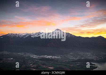 Aus der Vogelperspektive auf den Monte Legnone und die Orobie Alpen bei Sonnenuntergang, Lower Valtellina, Provinz Sondrio, Lombardei, Italien Stockfoto