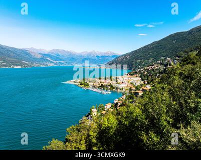 Aus der Vogelperspektive auf das Dorf Bellagio und den kleinen Hafen, den Comer See, die Lombardei, Italien Stockfoto