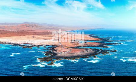 Aus der Vogelperspektive des Leuchtturms El Toston an der vulkanischen Küste, El Cotillo, Fuerteventura, Kanarischen Inseln, Spanien Stockfoto