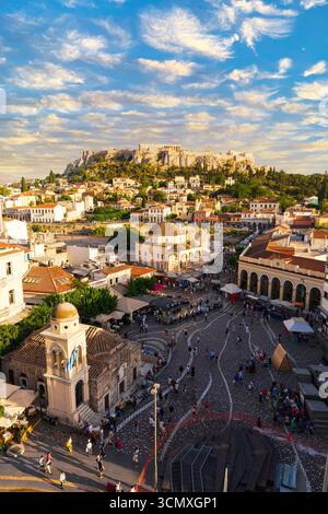 Monastiraki-Platz mit Akropolis und Parthenon im Hintergrund, Athen, Attika, Griechenland Stockfoto