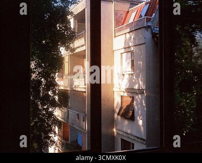 Wohngebäude aus den 1970er Jahren Eine minimalistische Stadtstruktur, fotografiert auf Film, zeigt Textur, Geschichte und Architektur der Epoche. Stockfoto