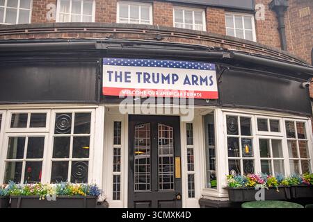 LONDON – SEPTMBER 17, 2025: Biddy Mulligan's Pub im Westen von Kensington ändert seinen Namen in „The Trump Arms“, um den Trump-Staatsbesuch zu unterstützen Stockfoto
