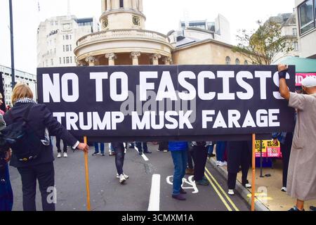 London, Großbritannien. September 2025. Zu Beginn des Protestes versammeln sich Demonstranten in der Nähe des Hauptquartiers der BBC. Tausende von Menschen marschierten gegen Donald Trump in Zentral-London, als der US-Präsident zu seinem zweiten Staatsbesuch in Großbritannien nach Windsor kam. Quelle: Vuk Valcic/Alamy Live News Stockfoto