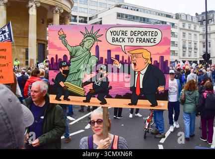 London, Großbritannien. September 2025. Zu Beginn des Protestes versammeln sich Demonstranten in der Nähe des Hauptquartiers der BBC. Tausende von Menschen marschierten gegen Donald Trump in Zentral-London, als der US-Präsident zu seinem zweiten Staatsbesuch in Großbritannien nach Windsor kam. Quelle: Vuk Valcic/Alamy Live News Stockfoto