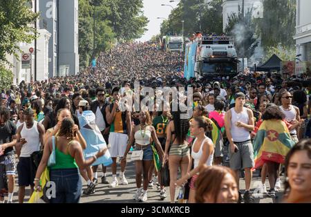 London, Großbritannien - 25. August 2025 - eine große Zusammenkunft von Menschen beim Notting Hill Carnival in West London ist weithin als Europas größte Straße anerkannt Stockfoto
