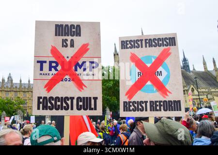 London, Großbritannien. September 2025. Demonstranten versammeln sich auf dem Parlamentsplatz. Tausende von Menschen marschierten gegen Donald Trump in Zentral-London, als der US-Präsident zu seinem zweiten Staatsbesuch in Großbritannien nach Windsor kam. Quelle: Vuk Valcic/Alamy Live News Stockfoto