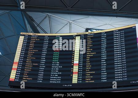 Abflugtafel am Flughafen mit Flugstatus und Flugplan. London, Vereinigtes Königreich, 11. November 2024 Stockfoto