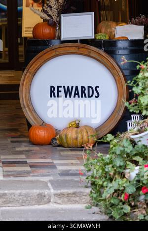 Geschäfts- und Risiko- oder Vergütungskonzept. Kopierbereich. BELOHNUNGEN auf lebhafter Herbstpräsentation mit bunten Kürbissen und rustikalem Dekor, Stockfoto