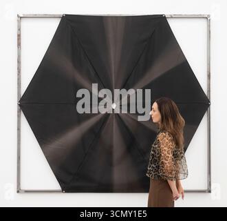 Elizabeth Xi Bauer Galerie, London, Großbritannien. September 2025. Alexandre da Cunha und Brian Griffiths Duoshow „Home with a man“ läuft bis zum 28. September und trägt den Titel nach einer Gouache von Alexandre da Cunha aus seiner produktiven Exilserie (2022 – in Bearbeitung). Bild: Alexandre da Cunha, Nero I, 2019 (sonnengebleichter Gartenschirm). Quelle: Malcolm Park/Alamy Live News Stockfoto