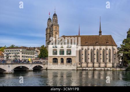 Stadt Zürich an der Limmat in der Schweiz. Türme der Grossmunster-Kirche, Helmhaus-Kunstmuseum und Wasserkirche. Stockfoto