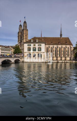 Stadt Zürich an der Limmat in der Schweiz. Türme der Grossmunster-Kirche, Helmhaus-Kunstmuseum und Wasserkirche. Stockfoto
