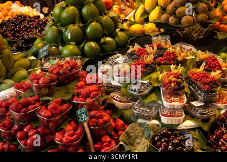 Stand mit verschiedenen frischen Früchten, Symbol für gesunde Lebensmittel, Markt und natürliche Produkte. Stockfoto
