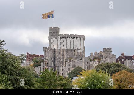 Windsor, Berkshire, Großbritannien. September 2025. Der feierliche Royal Standard flattert im Wind auf dem Round Tower in Windsor Castle während des Staatsbesuchs von Präsident Donald Trump in Windsor. Quelle: Maureen McLean/Alamy Live News Stockfoto
