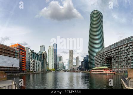 Ein Bild der modernen Apartments und Büros auf der Isle of Dogs und Canary Wharf vom Millwall Inner Dock aus gesehen. Stockfoto