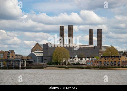 Ein Bild des Kraftwerks Greenwich auf der anderen Seite der Themse. Stockfoto