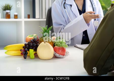 Ernährungsberatung. Arzt bespricht gesunde Ernährungsoptionen mit dem Patienten. Stockfoto
