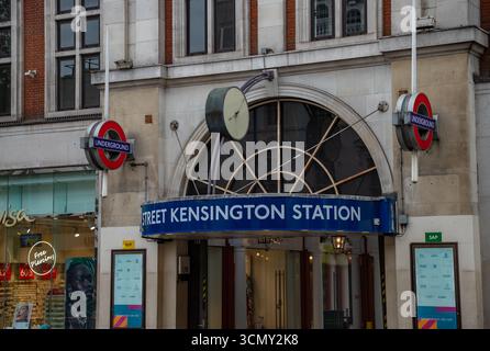 Ein Bild der High Street Kensington U-Bahn-Station in London. Stockfoto