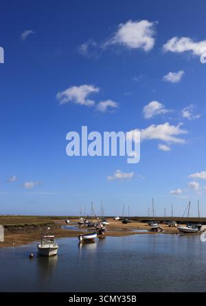 Kleine Schiffe, die von Salzwiesen in North Norfolk im Hafen von Wells Next the Sea, Norfolk, England, Vereinigtes Königreich vertäut und gefischt werden. Stockfoto