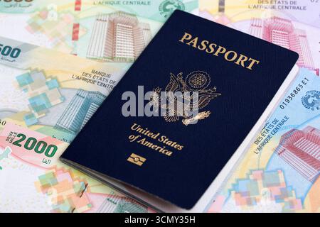 Amerikanischer Pass auf zentralafrikanisches CFA-Geld - Franken Stockfoto