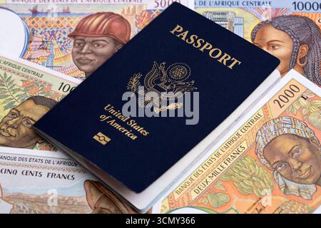 Amerikanischer Pass auf zentralafrikanisches CFA-Geld - Franken Stockfoto