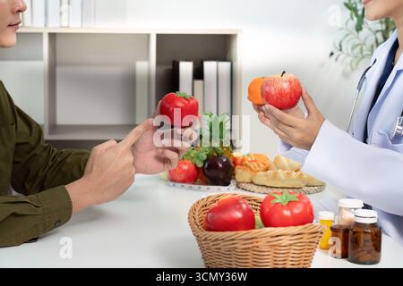 Lebensmittelvergleich. Arzt bespricht gesunde und ungesunde Lebensmittel Entscheidungen mit dem Patienten. Stockfoto