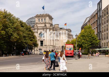 Berlin, Deutschland - 1. September 2025: Besucher schlendern am berühmten Reichstagsgebäude in Berlin vorbei und genießen das warme Wetter und die lebhafte Atmosphäre. F Stockfoto