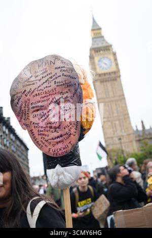 London, Großbritannien. September 2025. Während der Demonstration ist ein Zeichen gegen Donald Trump zu sehen. Nach Donald Trumps zweitem Staatsbesuch in Großbritannien haben Tausende von Demonstranten, angeführt von Stop Trump Coalition, in Zentral-London einen Protest gegen das Ereignis eingeleitet und Trumps Unterstützung für den rechtsextremen Aktivismus verurteilt. Quelle: SOPA Images Limited/Alamy Live News Stockfoto