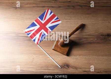 Richterlicher Hammer und Flagge von Großbritannien auf Holztisch, Draufsicht Stockfoto