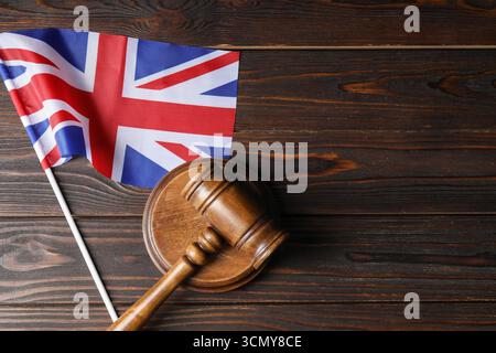 Richterlicher Hammer und Flagge von Großbritannien auf Holztisch, Draufsicht. Leerzeichen für Text Stockfoto