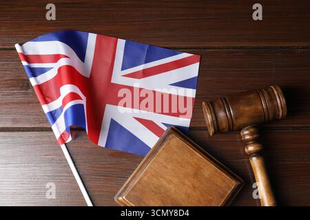 Richterlicher Hammer und Flagge von Großbritannien auf Holztisch, Draufsicht Stockfoto