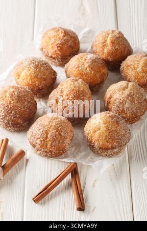 Zimt Zucker Donut Muffins Nahaufnahme auf dem Holztisch. Vertikal Stockfoto